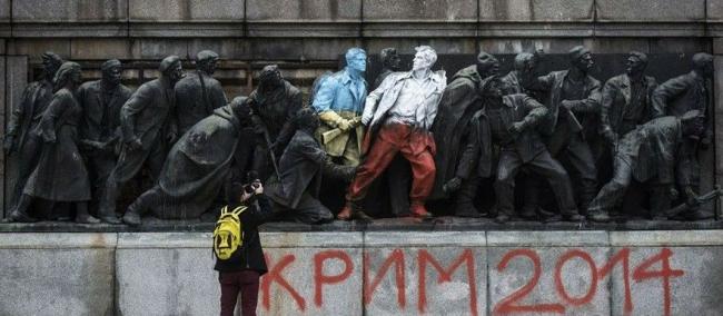 被“玩坏”的苏联红军雕像 多次遭恶搞(组图)