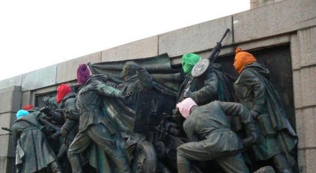 被“玩坏”的苏联红军雕像 多次遭恶搞(组图)