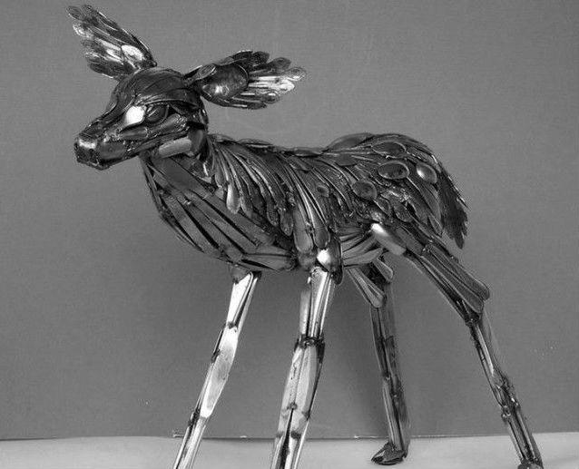 美国雕塑家用餐具制成奇特的动物雕塑